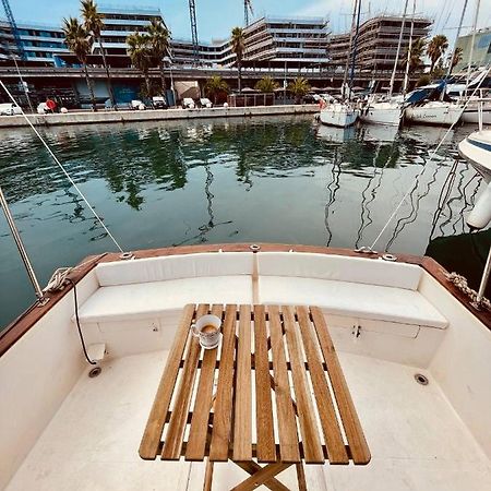 Stylish 80'S Fishing Boat Hotel Sant Adria de Besos Bagian luar foto