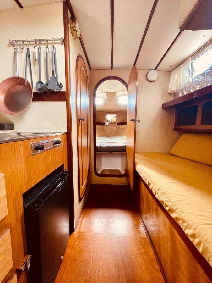 Stylish 80'S Fishing Boat Hotel Sant Adria de Besos Bagian luar foto