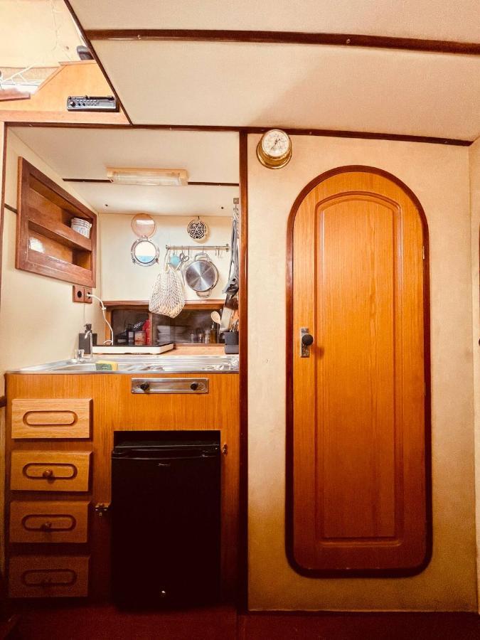 Stylish 80'S Fishing Boat Hotel Sant Adria de Besos Bagian luar foto