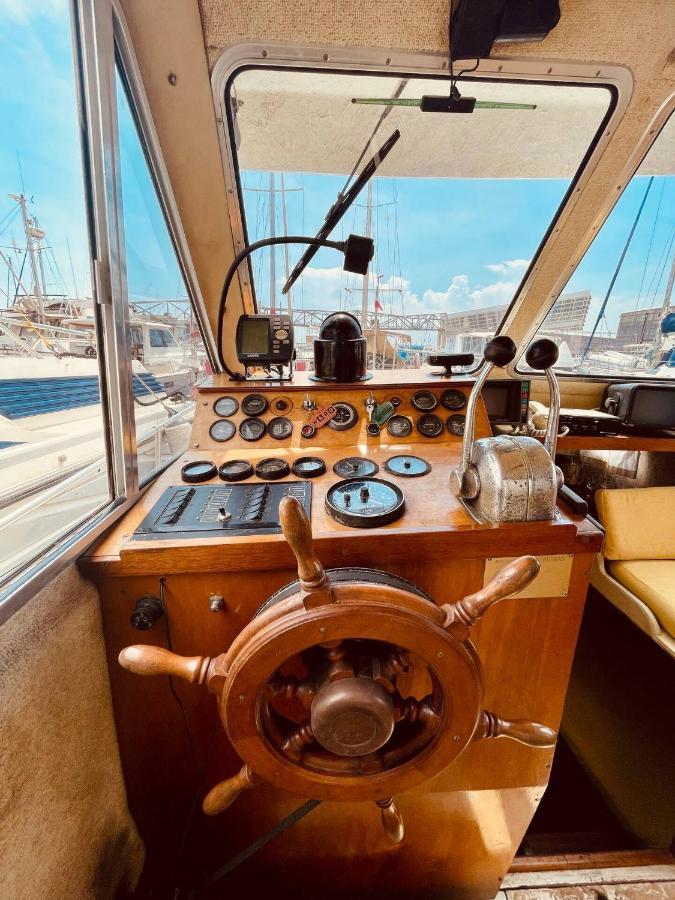 Stylish 80'S Fishing Boat Hotel Sant Adria de Besos Bagian luar foto