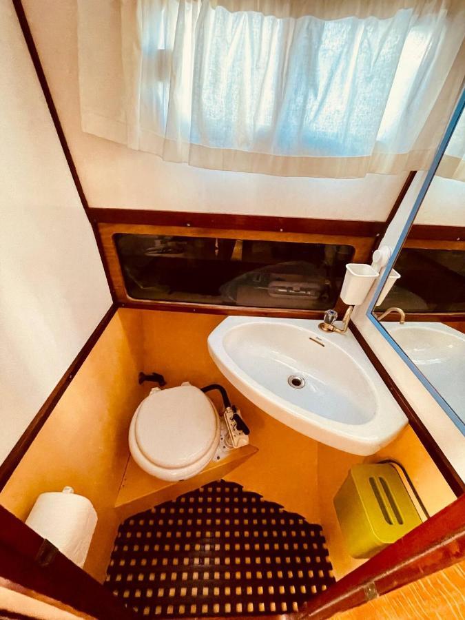 Stylish 80'S Fishing Boat Hotel Sant Adria de Besos Bagian luar foto